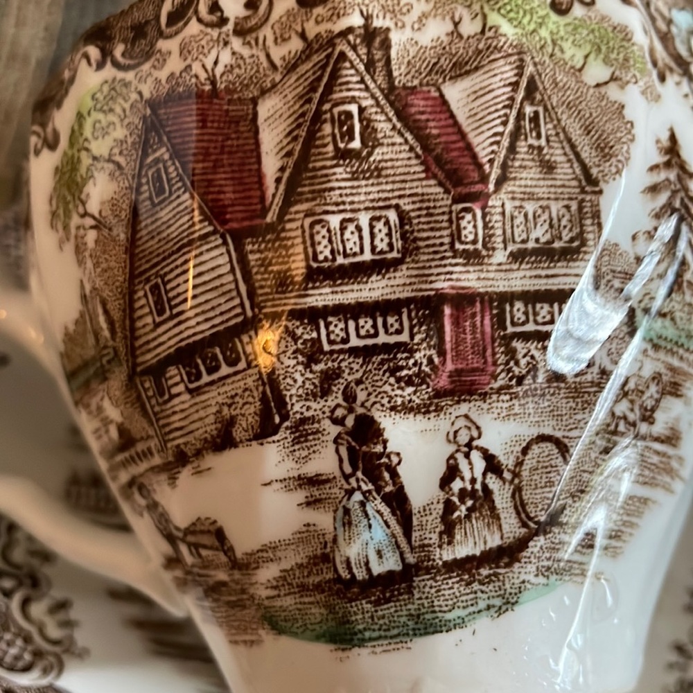 Vintage Heritage Hall Colonial Overhang Teacup & Saucer - Picture 3 of 6